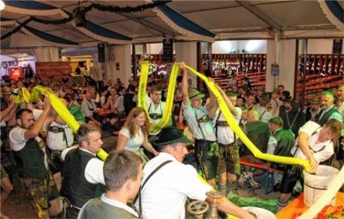 Bei besonderem Wassertransport mittels B-Schlauch hatte das Team „Auer Trachten-Ausschuss“ vor den „Auer Plattlern“ die Nase vorn. Foto Strim