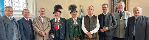 Bei der Ehrung in Schloss Hartmannsberg: (von links) Norbert Zehrer, Sepp Höfer, beide Bayernbund, OVB-Geschäftsführer Bernd Stawiarski, Maxl Bertl, Ehrenvorsitzender des Bayerischen Trachtenverbands, Anton Hötzelsperger, Studioleiter Andi Nickl, Oberbürgermeister Andreas März, Staatsminister a.D. Dr. Marcel Huber und Christian Glas, Vorsitzender des Bayernbunds.Foto Auer