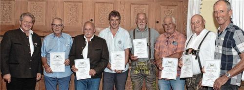 Bei der Ehrung treuer Mitglieder: (von links) Vorsitzender Thomas Huber, Kassier Rudi Birkinger (50 Jahre), Franz Bauer und Franz Bast (beide 40 Jahre) sowie Sebastian Stadlhuber, Werner Mikesch, Willi Grübler und Georg Grad (jeweils 50 Jahre). Foto WEISS