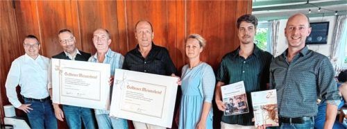Bei der Ehrung: (von links) Markus Saller, Geschäftsleiter der Kreishandwerkerschaft, Obermeister Oskar Hofstetter, Anton Eicher, Helmut Moll, stellvertretende Obermeisterin Angelika Huber sowie die Referenten Marcel Freiberg und Stefan Schneckenpointner.Foto maier