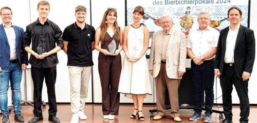 Bei der feierlichen Preisübergabe: (von links) Michael Bauman, Firma Bierbichler, Stephan Beye, Said Rarhoui, Firma Bierbichler, Martha Gottwald, Lilli Riefer, Karl Heinz Kohler und Franz Bergmann vom Köcheverein sowie Max Antholzner, Vorsitzender des Köchevereins. Foto Hötzelsperger