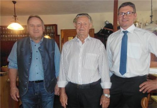 Bei der Geburtstagsfeier: (von links) Bürgermeister Alfred Lantenhammer, Jubilar Josef Eberl und Zweiter Bürgermeister Reinhard Winterer. Foto angermeier
