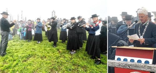 Bei der Gedenkfeier auf der Kampenwand stellte sich Thomas Schmidinger, Bürgermeister der Gemeinde Schnaitsee (rechts), auch der Frage, ob diese Art von Gedenken heute noch zeitgemäß ist. Umrahmt wurde die Messe vom Musikverein Schnaitsee. Fotos Hötzelsperger
