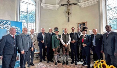 Bei der Preisvergabe im Schloss Hartmannsberg: (von links) Sepp Hofer, Norbert Zehrer (beide Bayernbund Rosenheim), Bernd Stawiarski (OVB Mediengruppe), Reinhold Frey (Wirtschaftlicher Verband Rosenheim), Sebastian Friesinger (MDL und Bayernbund-Landesvorsitzender), Anton Hötzelsperger, Andi Nickl, Andreas März, Dr. Marcel Huber, Max Bertl (Trachtenverband-Ehrenvorsitzender), Christian Glas und DI Abdalla Sharief, Präsident der UNO-UNCAV. Foto Auer