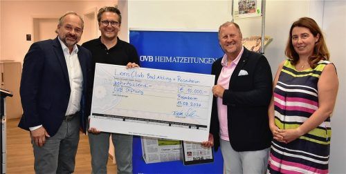 Bei der Scheck-Übergabe freuten sich alle Beteiligten über den erfolgreichen Verkauf des Lions-Adventskalenders:(von links) OVB-Verleger Oliver Döser, Torsten Schüssler, Präsident des Lions Club Rosenheim, Michael Maier, Präsident des Lions Club Bad Aibling-Mangfalltal und Manuela Heubusch, Activity-Beauftragte Adventskalender beim Lions Club Bad Aibling-Mangfalltal. Foto Schlecker