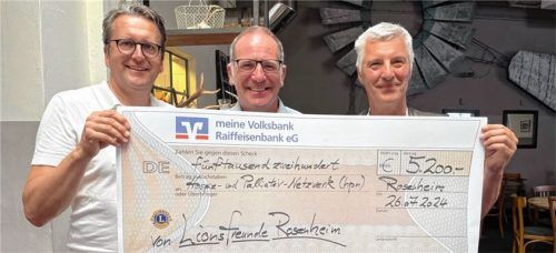 Bei der Spendenübergabe: (von links) Torsten Schüssler, Präsident des Lions-Clubs Rosenheim, Norbert Kuhn-Flammensfeld, Vorsitzender des Jakobus-Hospizvereins und Hospiz- und Palliativnetzwerks sowie Dr. Guido Pfeiffer, Lions-Club-Mitglied und Palliativmediziner. Foto re