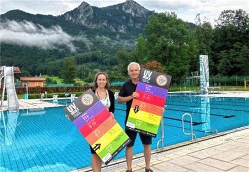Bei der Übergabe der UV-Indextafel: Katrin Posch, Geschäftsstellenleitung der Gesundheitsregion Plus im Landkreis Rosenheim, und Ludwig Guggenberger, Geschäftsleiter der Gemeinde Nußdorf.Foto Landratsamt Rosenheim