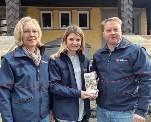 Bei der Vorstellung des Projekts: Ernst Schütz (rechts), Stadt- und Kreisgeschäftsführer der Malteser Rosenheim, und seine Stellvertreterin Katharina Kallrath (links) hoffen, dass Claudia Hanrieder viele Menschen mit Todeswünschen sowie An- und Zugehörige mit dem neuen Gesprächsangebot erreicht. Foto Malteser