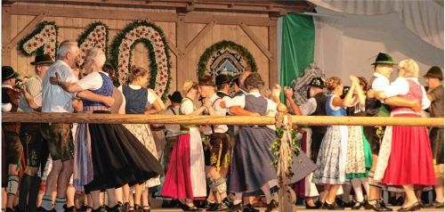 Beim Chiemgauer Tanzfest blieb keiner sitzen, wenn Gauvolkstanzwart Otto Zaiser und die Weißenbacher Tanzlmusi zum Tanz riefen. Foto Rehberg