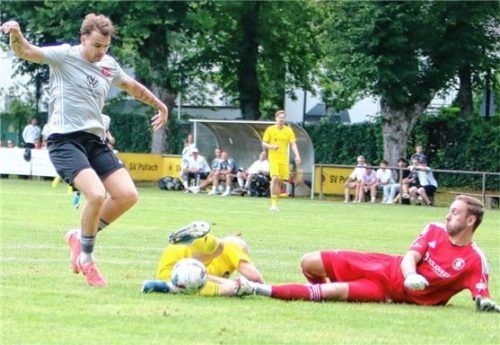 Beim ersten Versuch bleibt Julian Höllen (links) noch an Pullachs Abwehrspieler Josef Burghard hängen, danach kann er aber Tormann Leopold Bayerschmidt zum 2:0 für 1860 Rosenheim überwinden.Foto Wolfgang Fehrmann