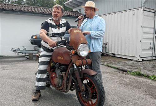 Benno Singer (links) und Sprecher Stefan Singer bei der Vorstellung der Fahrzeuge.