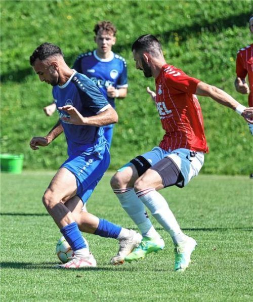Berat Uzun (am Ball) steuerte drei Treffer zum Ampfinger Erfolg in Engelsberg bei.Foto Christian Mühlhofer