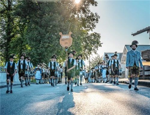 Bereits frühmorgens marschierten die Trachtler beim Weckruf durch Bad Feilnbach.