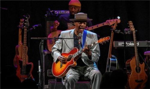 Bewegt sich zwischen den Genres: Der dreifache Emmy-Preisträger Eric Bibb. Foto Luke Rhys merlvin