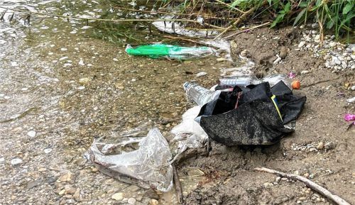 Bis ins Wasser der Mangfall ist der „Partymüll“ verstreut. Foto re