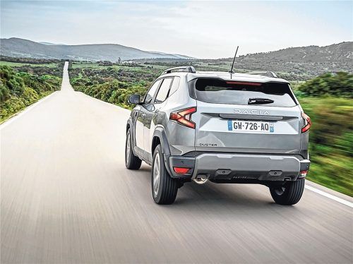 Bis zum Horizont und noch weiter: Mit dem Dacia Duster Mild-Hybrid schafft man bei Überlandfahrten in gemäßigterem Tempo mit einer Tankfüllung sogar die 850 Kilometer lange Strecke von München bis nach Paris.Foto Duster