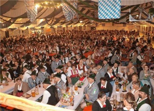 Blick in das Festzelt: Wie immer war der Andrang auch beim Heimatabend groß.