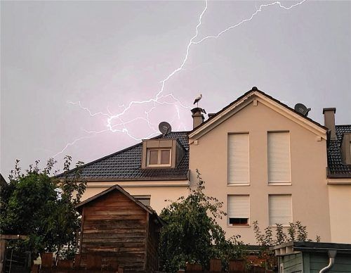 Blitzeinschlag am Dienstagabend in Bruckmühl. Foto Weigerstorfer