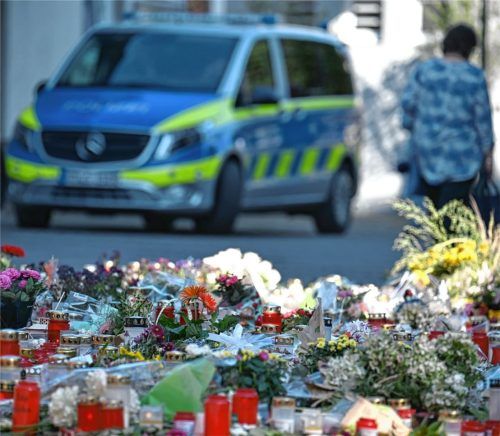 Blumen und Kerzen sind in der Nähe des Tatortes abgelegt worden. Am Freitag, 23. August, waren bei einem Stadtfest im nordrhein-westfälischen Solingen drei Menschen mit einem Messer getötet worden. Acht Menschen wurden verletzt, vier davon schwer. Der mutmaßliche Täter, ein 26-jähriger Syrer, sitzt inzwischen in Untersuchungshaft. Foto dpa