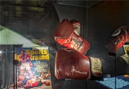 Boxhandschuhe von Muhammad Ali in der Ausstellung „Heldinnen & Helden“. Foto Axel Jusseit