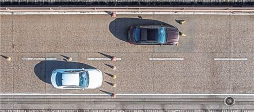 Bremsweg: Risiko mit gefälschten Ersatzteilen (oben).Foto  MB