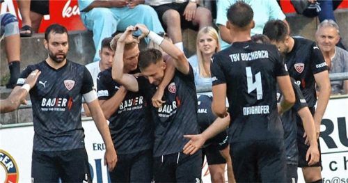 Buchbacher Jubeltraube um die beiden Torschützen Albano Gashi und Tobi Sztaf (Mitte). Foto Michael Buchholz