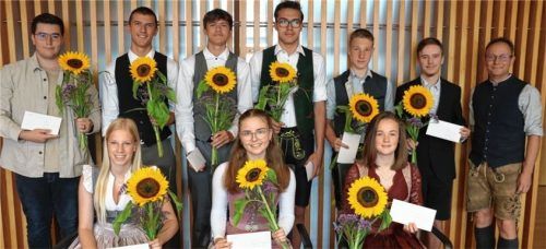 Bürgermeister Daniel Mair (rechts) und die Frasdorfer Einserschüler: Hannah Irob, Veronika Osterhammer und Maresa Schäffer (sitzend von links); Robert Zeitler, Anton Lohse, Max Lohse, Ludwig Keil, Stefan Wörndl, Elias Rüthel (stehend von links).Foto Rehberg