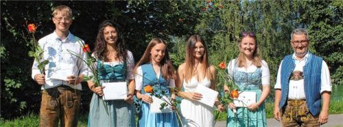 Bürgermeister Stefan Lederwascher (rechts) gratulierte (von links) Ruben Hilpert, Amelie Schwangerl, Sophia Lankes, Josephine Hell und Viktoria Baumann.Foto Steffenhagen