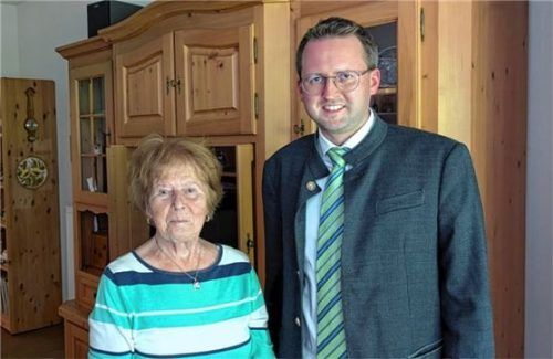 Bürgermeister Stephan Schlier gratulierte Erika Blindhammer im Namen der Stadt.Foto Baumann