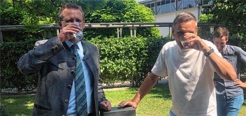 Bürgermeister Stephan Schlier (links) und Kurdirektor Thomas Jahn nehmen exemplarisch einen großen Schluck Wasser zu sich. Fotos Bettinger