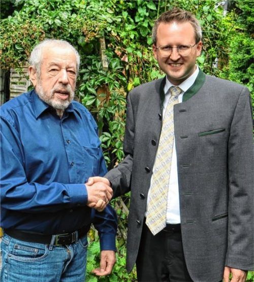 Bürgermeister Stephan Schlier (rechts) gratulierte Helmut Waldner persönlich zum Geburtstag.Foto Baumann