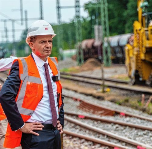 Bundesverkehrsminister Volker Wissing (FDP) kann aktuell viele Baustellen besichtigen. Die Deutsche Bahn steckt mitten in einer Generalsanierung, wie hier an der Riedbahn. Auch in der Region Rosenheim stehen monatelange Streckensperrungen an. Foto dpa