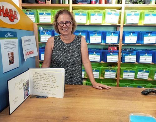 Carmen Brachschoss schließt ihren Spielzeugladen in Bruckmühl zum 7. September. Als spätere Erinnerung hat die 55-Jährige an der Kasse ein „Abschiedsbuch“ aufgestellt, in dem die Kunden ihre „besonderen Momente“ im Geschäft festhalten können. Foto Weinzierl.