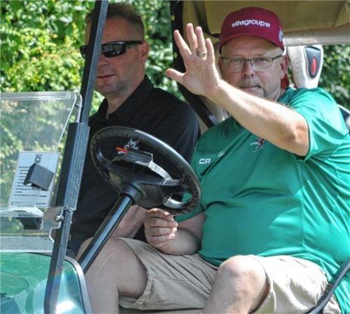 Chefcoach Jari Pasanen sauste mit Torwarttrainer Mika Tarvainen im Golfkart herum.Foto Thomas Neumeier