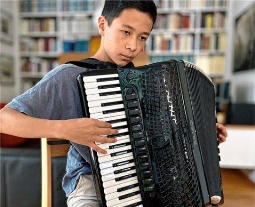 Christian spielt vor, wie eine Cembalo-Sonate auf dem Akkordeon klingt.