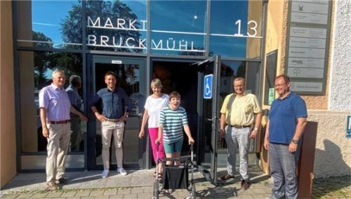 Christiane Grotz mit Tochter Katharina (Mitte) testet die neue Tür im Beisein von Bürgermeister Richard Richter, Florian Eisner, Markus Zehetmaier sowie Michael Kotulek (von links). Foto Mischi