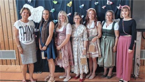 Christine Höppner, Geschäftsführerin IBE, die Klassenbesten Jennifer Kerkel, Christiane Fellner, Marta Llorens Maluquer, Theresa Deininger und Eva Sieber mit Schulleiterin Michaela Heilmayr (von links).Foto Zehetmair