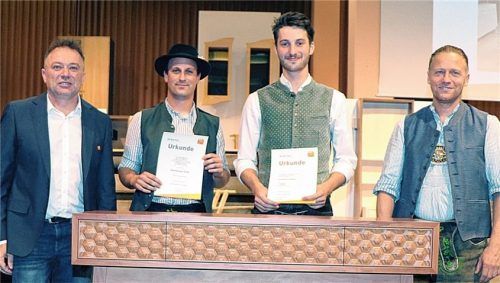 Constantin Holzherr (Zweiter von links) ist mit seinem Gesellenstück der Sieger des Gestaltungswettbewerbs die Gute Form. Obermeister Andreas Weinzierl , Ausbilder Ernst Gruber und Innungs-Kulturwart Florian Schützinger gratulierten (von links).Foto wittenzellner