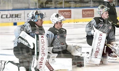 Da war das Starbulls-Torwarttrio noch vereint: Oskar Autio, Sebastian Scherer und Patrik Mühlberger (von links). Foto Hans-Jürgen Ziegler
