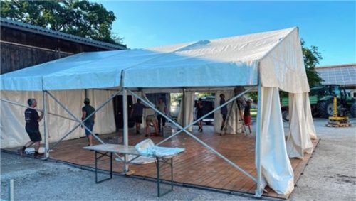 Damit alle Gäste Platz haben, baut die Feuerwehr Högling neben dem Killi-Stadl noch ein Festzelt auf. Foto FfW hÖGLING