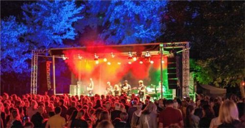 Das alljährliche Parkfest verwandelt den Kurpark in eine große Partymeile, dieses Jahr lautet das Motto „Schlagernacht“. Foto Aib-Kur