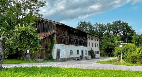 Das alte landwirtschaftliche Anwesen, nur einen Steinwurf vom „Göttinger Mangfallsteg“ entfernt, wird abgerissen. An dessen Stelle kommen vier Wohnungen samt einem Café mit Biergarten (Bildrand links).Foto Neuwirth