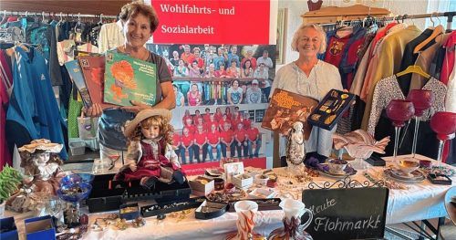 Das Betreuerteam des Sozialen Arbeitskreises des Bruckmühler BRK um Leiterin Gabi Sander (links) und Barbara Gerzer lädt mit einem großen Sortiment zum karitativen „Lager-Räumungs-Flohmarkt“ zu Schnäppchenpreisen einFoto  Neuwirth