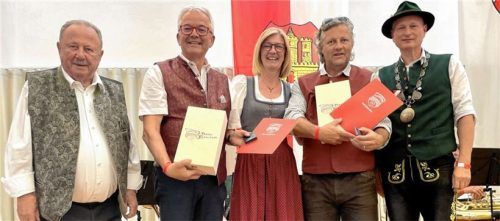 Das Bruckmühler Bürgermeister-Trio Richard Richter (rechts) und Anna Wallner (Mitte) und Klaus Christoph (links) bedankten sich bei ihren Amtskollegen Roman Brunnthaler (Zweiter von rechts) und Gerhard Weil (Zweiter von links) mit feinen Hopfensaftgetränken. Foto  neuwirth