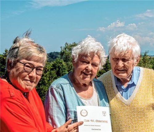 Das Ehepaar Vogt (rechts) mit Gratulantin Maria Breuer (links). Foto Stache