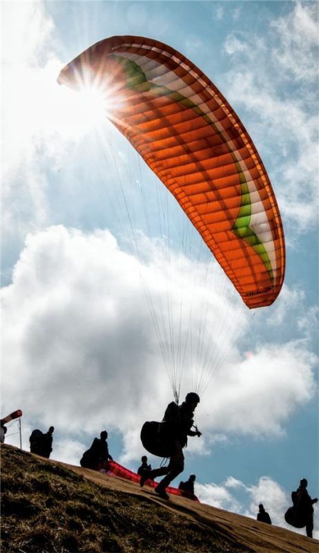 Das Gleitschirmfliegen ist ein beliebter Sport geworden. Doch es ist auch mit Risiken verbunden. Erst kürzlich gab es Unfälle mit drei Todesopfern (Symbolbild). Foto DPA
