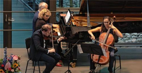 Das Klavierduo Tal & Groethuysen, Niklas Liepe (Violine) und Raphaela Gromes (Cello) ermöglichten neue Perspektiven auf bekannte Werke.Foto erkes