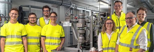 Das Projekt-Team „CO2 zu Ethylen“: (von links) Alexander Lechner, Raphael Gratzl, Dr. Alexander Beck, Dr. Katharina Mairhofer, Pia Hillinger, Thomas Mairegger, Dr. Philipp Stadler, Dr. Ralph Freund. Foto  rOHRDORFER uNTERNEHMENSGRUPPE