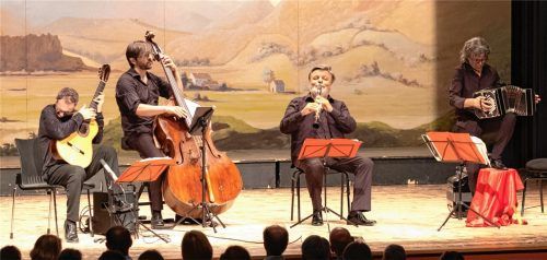 Das Quartett mit (von links) Giampaolo Bandini (Gitarre), Antonio Mercurio (Bass), Corrado Giuffredi (Klarinette) und Cesare Chiachiaretta (Bandoneon) riss den Saal mit ihrer begeisternden Musik mit. Foto kirchner
