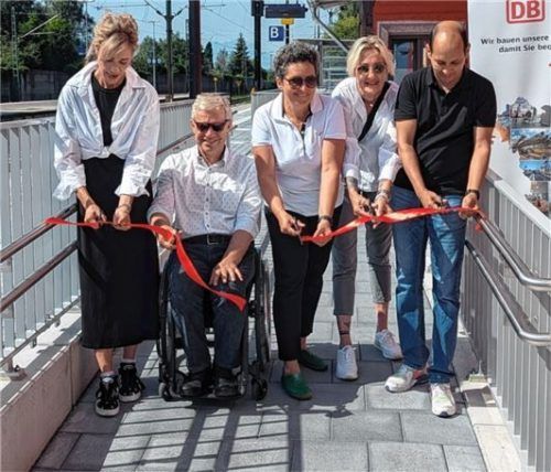 Das rote Absperrband zum barrierefreien Zugang zu Gleis 1 zerschnitten (von links) Carolin Maier, Bürgermeister Hajo Gruber, die stellvertretende Landrätin Alexandra Burgmaier und weitere Mitarbeiter der Deutschen Bahn.